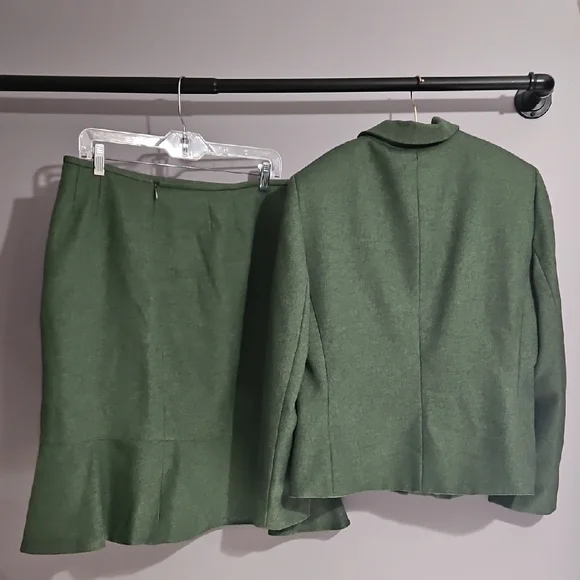 Classic Green Women's Skirt Suit by Le Suit - Picture 5 of 5